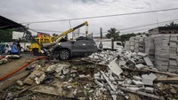 Kecelakaan yang melibatkan mobil dan truk yang menghantam tiang listrik itu tidak menimbulkan korban jiwa namun menyebabkan kemacetan lalu lintas di kawasan tersebut.  