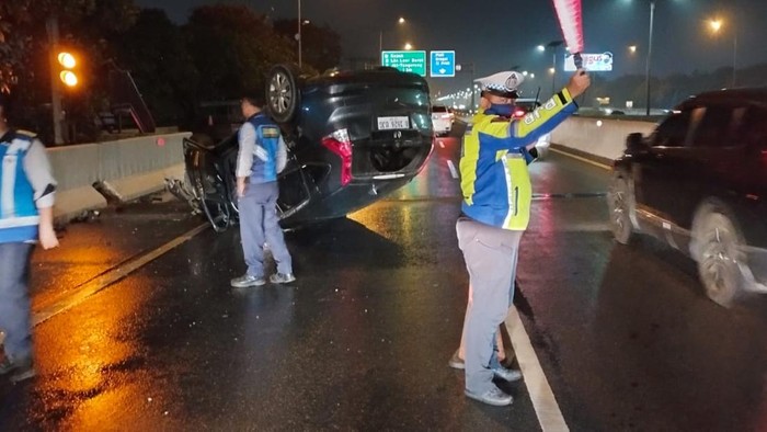 Kecelakaan mobil terguling di Tol Bandara Soetta arah Kapuk