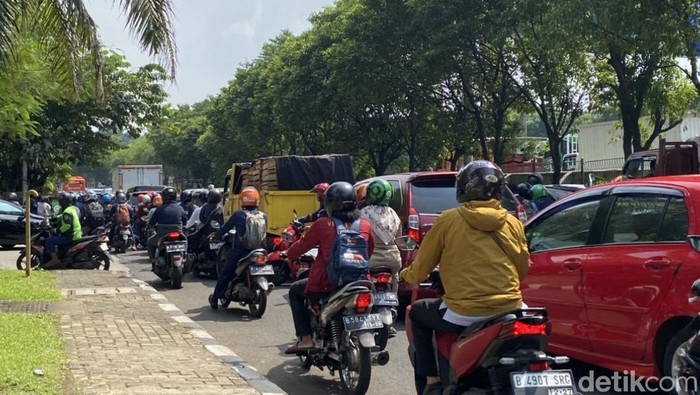 Kemacetan di Jalan TB Simatupang arah Ragunan (Devi/detikcom)