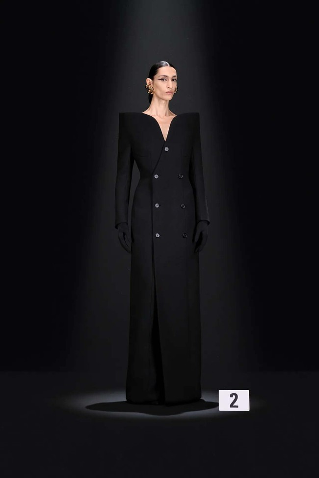Inilah koleksi terbaru Balenciaga Haute Couture Fall 2023. Untuk koleksi couture ini, desainer Balenciaga, Denma memilih fokus pada esensi sebuah busana tak lagi menampilkan hal-hal kontroversial seperti sebelumnya. Foto: dok. Balenciaga.