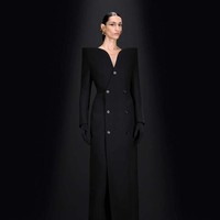 Inilah koleksi terbaru Balenciaga Haute Couture Fall 2023. Untuk koleksi couture ini, desainer Balenciaga, Denma memilih fokus pada esensi sebuah busana tak lagi menampilkan hal-hal kontroversial seperti sebelumnya. Foto: dok. Balenciaga.