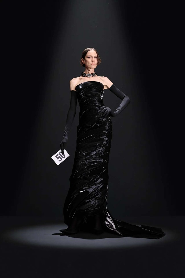 Inilah koleksi terbaru Balenciaga Haute Couture Fall 2023. Untuk koleksi couture ini, desainer Balenciaga, Denma memilih fokus pada esensi sebuah busana tak lagi menampilkan hal-hal kontroversial seperti sebelumnya. Foto: dok. Balenciaga.