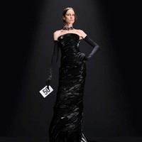 Inilah koleksi terbaru Balenciaga Haute Couture Fall 2023. Untuk koleksi couture ini, desainer Balenciaga, Denma memilih fokus pada esensi sebuah busana tak lagi menampilkan hal-hal kontroversial seperti sebelumnya. Foto: dok. Balenciaga.