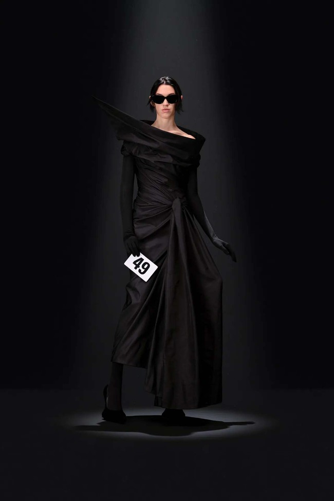 Inilah koleksi terbaru Balenciaga Haute Couture Fall 2023. Untuk koleksi couture ini, desainer Balenciaga, Denma memilih fokus pada esensi sebuah busana tak lagi menampilkan hal-hal kontroversial seperti sebelumnya. Foto: dok. Balenciaga.
