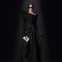 Inilah koleksi terbaru Balenciaga Haute Couture Fall 2023. Untuk koleksi couture ini, desainer Balenciaga, Denma memilih fokus pada esensi sebuah busana tak lagi menampilkan hal-hal kontroversial seperti sebelumnya. Foto: dok. Balenciaga.