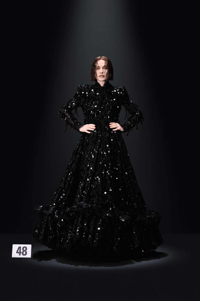 Inilah koleksi terbaru Balenciaga Haute Couture Fall 2023. Untuk koleksi couture ini, desainer Balenciaga, Denma memilih fokus pada esensi sebuah busana tak lagi menampilkan hal-hal kontroversial seperti sebelumnya. Foto: dok. Balenciaga.