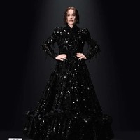 Inilah koleksi terbaru Balenciaga Haute Couture Fall 2023. Untuk koleksi couture ini, desainer Balenciaga, Denma memilih fokus pada esensi sebuah busana tak lagi menampilkan hal-hal kontroversial seperti sebelumnya. Foto: dok. Balenciaga.