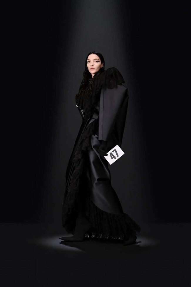 Inilah koleksi terbaru Balenciaga Haute Couture Fall 2023. Untuk koleksi couture ini, desainer Balenciaga, Denma memilih fokus pada esensi sebuah busana tak lagi menampilkan hal-hal kontroversial seperti sebelumnya. Foto: dok. Balenciaga.
