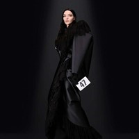 Inilah koleksi terbaru Balenciaga Haute Couture Fall 2023. Untuk koleksi couture ini, desainer Balenciaga, Denma memilih fokus pada esensi sebuah busana tak lagi menampilkan hal-hal kontroversial seperti sebelumnya. Foto: dok. Balenciaga.