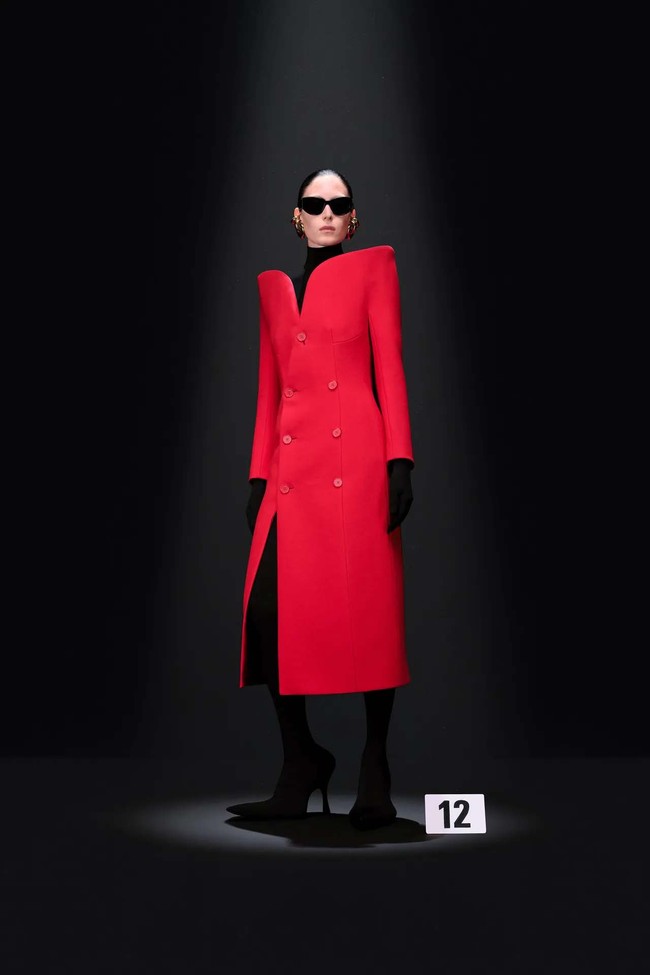 Inilah koleksi terbaru Balenciaga Haute Couture Fall 2023. Untuk koleksi couture ini, desainer Balenciaga, Denma memilih fokus pada esensi sebuah busana tak lagi menampilkan hal-hal kontroversial seperti sebelumnya.  Foto: dok. Balenciaga.