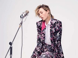 10 Koleksi Didit Hadiprasetyo Fall/Winter 2023, Busana Motif Seni Abstrak