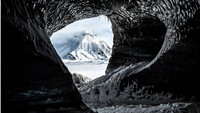 Siswa sekolah menengah di Monako juga diundang untuk memilih foto favorit mereka. Mereka memilih gambar surealis dari gletser Mýrdalsjökull Islandia, lapisan es terbesar keempat di negara tersebut. Ini karya David Feuerhelm.