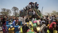 Sebuah foto yang diambil di sebuah desa di Maharashtra, India, memperlihatkan orang-orang berkerumun di sekitar tangki air berkapasitas 20.000 liter. Ini karya Patrick Chorge.