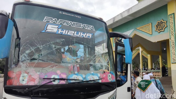 Kondisi bus pembawa rombongan jemaah haji Asahan usai mengalami kecelakaan. (Perdana Ramadan/detikSumut)