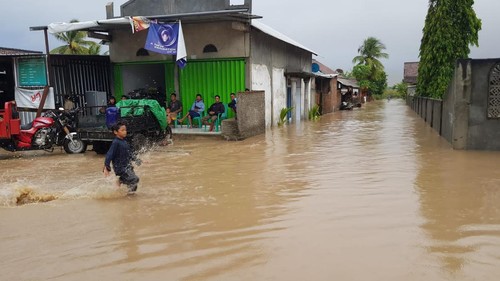 Kondisi Desa Emang Sari, Kecamatan Lunyuk Sumbawa, NTB, yang masih tergenang banjir, Jumat (7/7/2023). (Foto:BPBD Sumbawa)