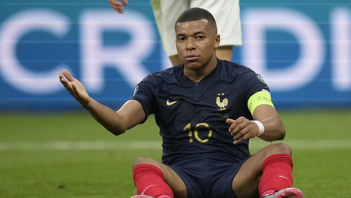 Frances Kylian Mbappe reacts during the Euro 2024 group B qualifying soccer match between France and Greece at the Stade de France, outside Paris, Monday, June 19, 2023. (AP Photo/Christophe Ena)
