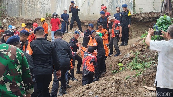 Petugas berhasil mengevakuasi korban tertimpa longsor di Jalan Gatot Subroto, Ngaliyan, Semarang, Jumat (7/7/2023).