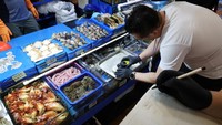 Salah satu pemilik kios di Pasar Ikan Noryangjin di Seoul mengungkapkan, lebih sulit untuk melakukan penjualan sekarang karena pelanggan mengajukan lebih banyak pertanyaan karena mereka sangat khawatir. 