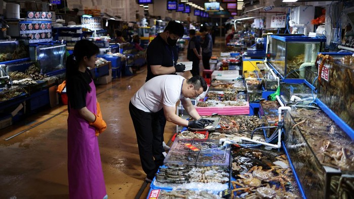 An official measures radiation levels of scallops imported from Japan as they conduct a radioactivity check, which have been conducted regularly since the 2011 Fukushima disaster, at Noryangjin fisheries wholesale market in Seoul, South Korea, July 6, 2023.  REUTERS/Kim Hong-Ji