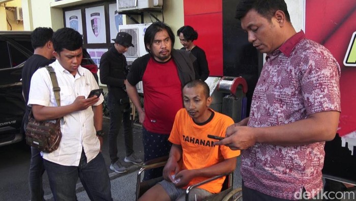 Polisi menangkap Real Hariyanto Bahri (34), pria yang membunuh pemilik toko kelontong, Bakri (50) yang ditemukan tewas membusuk di dalam rumahnya di Makassar, Sulawesi Selatan (Sulsel).