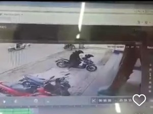 Viral, Maling Motor di Bekasi Dipergoki Korban hingga Todongkan Pistol
