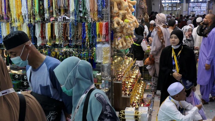 Pembeli memilih suvenir yang dijual di Pasar Kakiyah, Mekah, Arab Saudi, Kamis (6/7/2023). Pasar Kakiyah dipadati jamaah haji yang sebagian besar dari Indonesia  untuk membeli suvenir sebagai oleh-oleh bagi keluarga. ANTARA FOTO/Wahyu Putro A/foc.