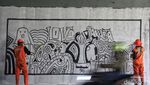 Membuat Mural, Mempercantik Kolong Semanggi