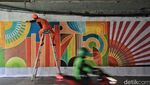 Membuat Mural, Mempercantik Kolong Semanggi