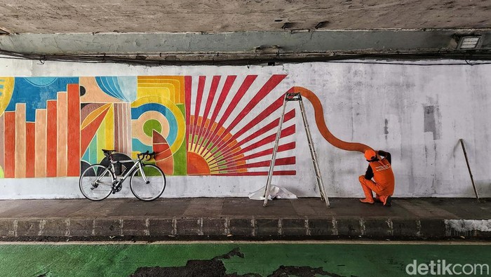 Kolong Simpang Semanggi, Jakarta Pusat, tengah dipercantik dengan mural. Begini proses pembuatannya.