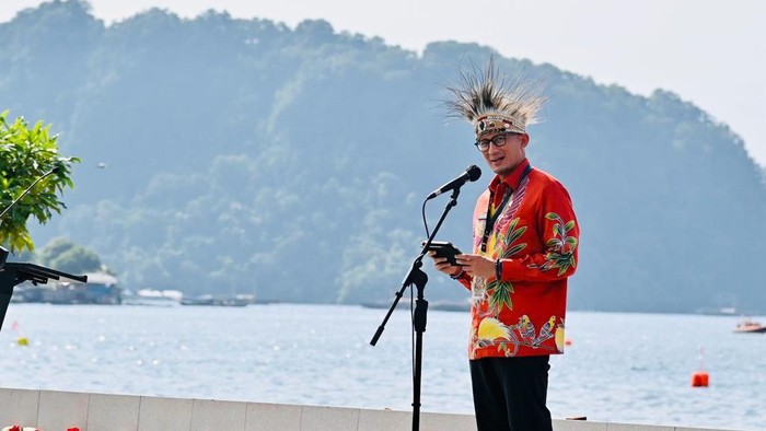 Menparekraf Sandiaga Uno saat memberikan sambutan pada pembukaanPapua Street Carnival.