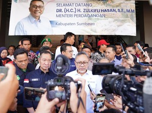 Pantau Pangan di Pasar Sumbawa, Zulhas: Kejutan, Ternyata Harga Ayam Murah