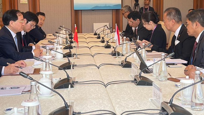 Menteri Perindustrian Agus Gumiwang Kartasasmita melakukan pertemuan dengan Menteri Industri dan Teknologi Informasi RRT Jin Zhuanglong
