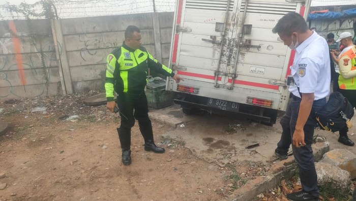 Mobil boks tertabrak kereta bandara di Jakbar (dok. Polisi)