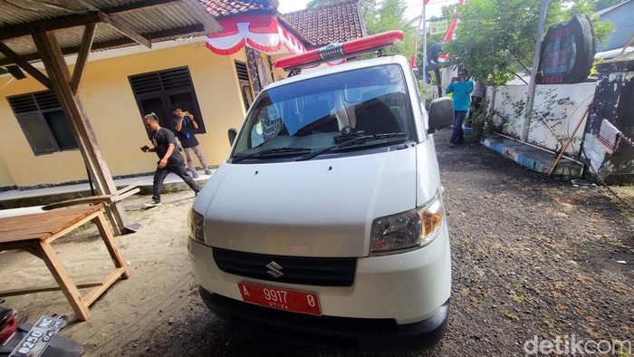 Mobil pelat merah yang dijadikan barang bukti dalam kasus dugaan perselingkuhan
