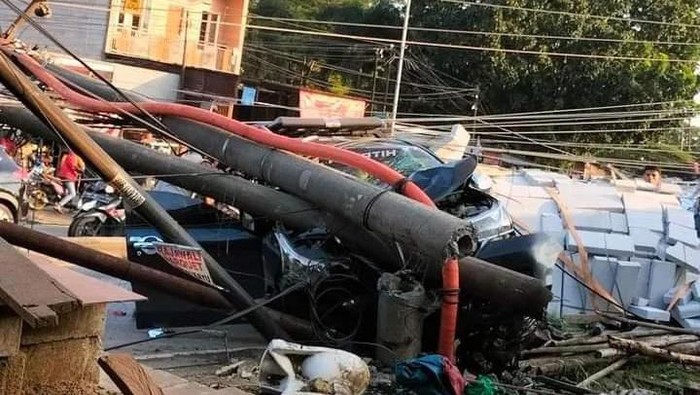 Mobil tabrak tiang listrik hingga roboh di Bogor