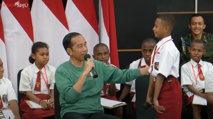 Momen Jokowi Bertemu Andy Pelajar Papua: Kayak Saya Waktu Kecil