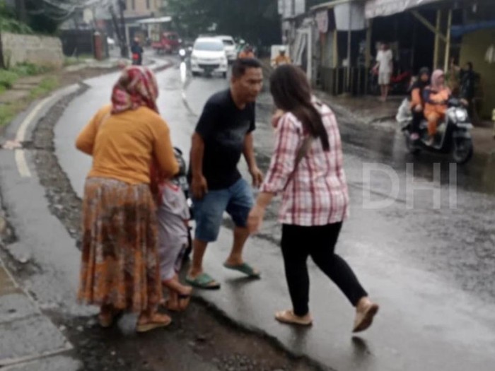 Netizen mem-posting kecelakaan motor yang dialami dua ibu berboncengan sambil membawa anak di Mutiara Depok, Sukmajaya, Jabar.