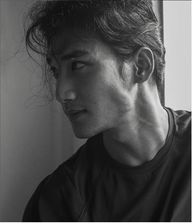 Paing Takhon kembali viral setelah ditangkap polisi pada April 2021 karena partisipasinya dalam berbagai aksi protes terkait militer Myanmar. Dia sempat divonis hukuman penjara dan kerja fisik selama tiga tahun. Namun pada Maret 2022, Paing dibebaskan agar bisa berpartisipasi dalam membangun bangsa dengan karya seni. Foto: Dok. Instagram Paing Takhon