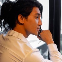 Dalam pemotretan yang dijalaninya, Pain Takhon didandani dengan rambut tambahan sehingga dia terlihat berambut gondrong. Rambutnya ditata dikuncir dengan menyisakan beberapa helai di bagian depan. Foto: Dok. Instagram Paing Takhon