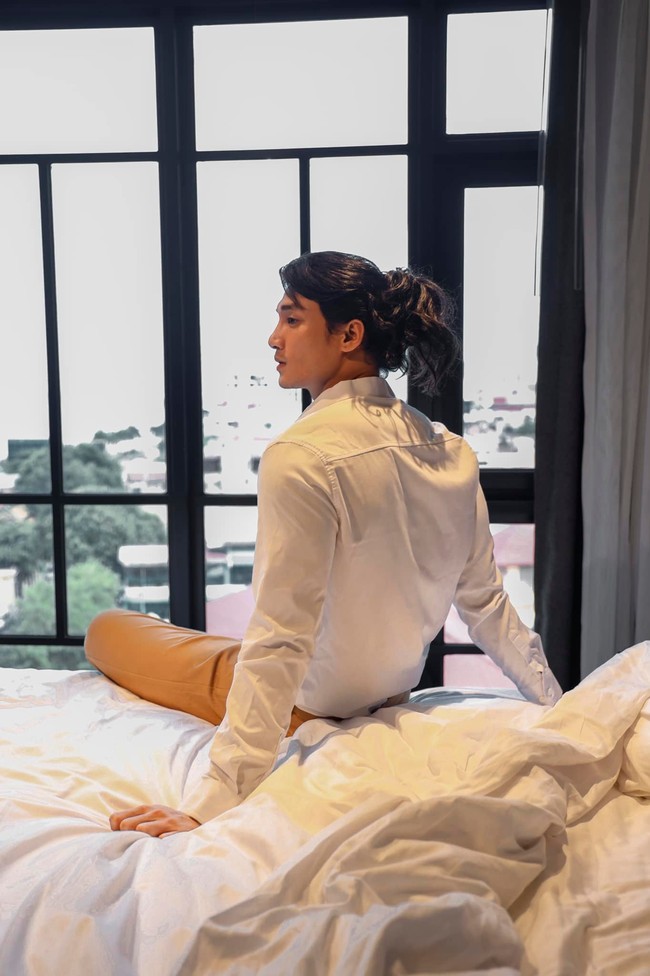 Setelah bebas dari penjara, Paing Takhon kembali menjalani kesehariannya sebagai model. Seperti di foto ini, dia menjalani pemotretan dengan gaya rambut gondrong. Foto: Dok. Instagram Paing Takhon