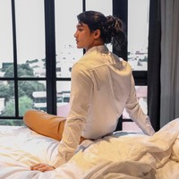 Setelah bebas dari penjara, Paing Takhon kembali menjalani kesehariannya sebagai model. Seperti di foto ini, dia menjalani pemotretan dengan gaya rambut gondrong. Foto: Dok. Instagram Paing Takhon