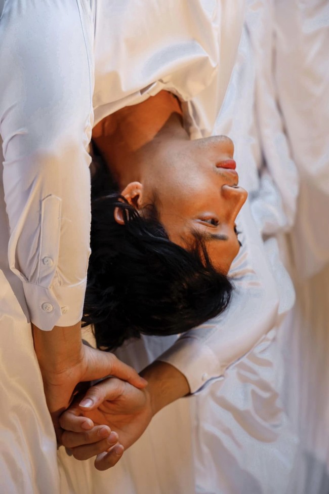 Saat viral, Paing Takhon berpenampilan seperti biksu bukan karena sedang syuting film atau pemotretan, tapi dia benar-benar menjadi biksu.Pria 24 tahun ini memutuskan jadi biksu selama 10 hari. Dia menyatakan bahwa dan menjalani kehidupan seorang biksu merupakan resolusinya di Tahun Baru. Dalam kesehariannya sebelum jadi biksu, pria tampan ini merupakan seorang model dan aktor. Foto: Dok. Instagram Paing Takhon