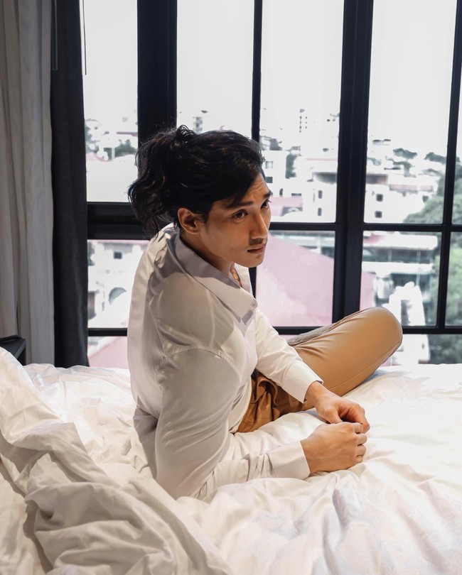 Kini telah menjalani hidup bebas tanpa tekanan politik, Paing Takhon tak melupakan apa yang pernah dijalaninya saat masuk penjara karena kasus politik. Dia selalu menyertakan emoji hati berwarna hitam dalam berbagai unggahannya di media sosial. Foto: Dok. Instagram Paing Takhon