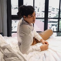 Kini telah menjalani hidup bebas tanpa tekanan politik, Paing Takhon tak melupakan apa yang pernah dijalaninya saat masuk penjara karena kasus politik. Dia selalu menyertakan emoji hati berwarna hitam dalam berbagai unggahannya di media sosial. Foto: Dok. Instagram Paing Takhon