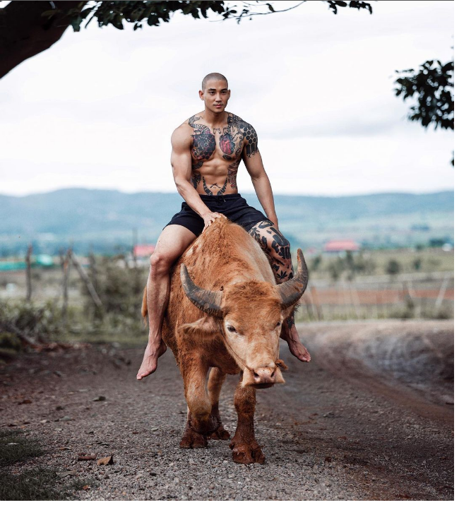 Setelah bebas dari penjara, Paing Takhon menjalani berbagai aktivitasnya tanpa beban. Dia membuat chanel YouTube, bekerja di sawah, main jet ski, hingga terbaru Paing berpose naik kerbau dengan kepalanya yang plontos. Foto: Dok. Instagram Paing Takhon