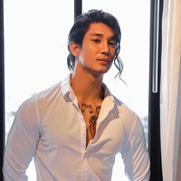 Paing Takhon memulai kariernya di dunia hiburan sebagai model pada 2014. Bertubuh atletis dengan perawakan mirip Jason Momoa, Takhon mendapat julukan Aquaman dari Asia.  Foto: Dok. Instagram Paing Takhon