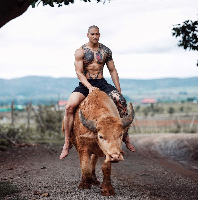 Setelah bebas dari penjara, Paing Takhon menjalani berbagai aktivitasnya tanpa beban. Dia membuat chanel YouTube, bekerja di sawah, main jet ski, hingga terbaru Paing berpose naik kerbau dengan kepalanya yang plontos. Foto: Dok. Instagram Paing Takhon