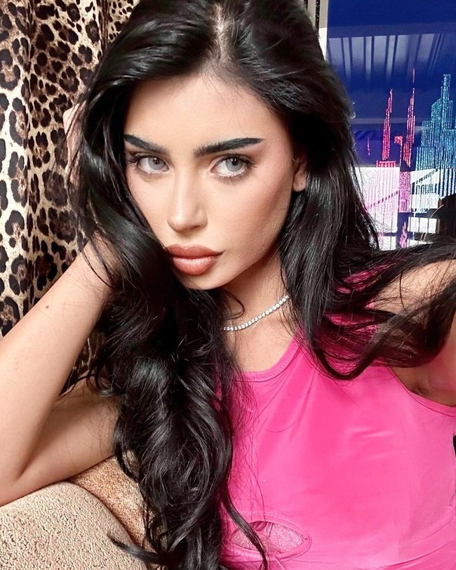 Pamela Trippin adalah seorang atmosphere model atau orang yang diundang untuk memeriahkan acara. Tugasnya adalah hal-hal yang biasa dilakukan orang-orang ketika berpesta yakni bersosialisasi, minum, makan atau bermain games. Foto: Instagram Pamela Trippin