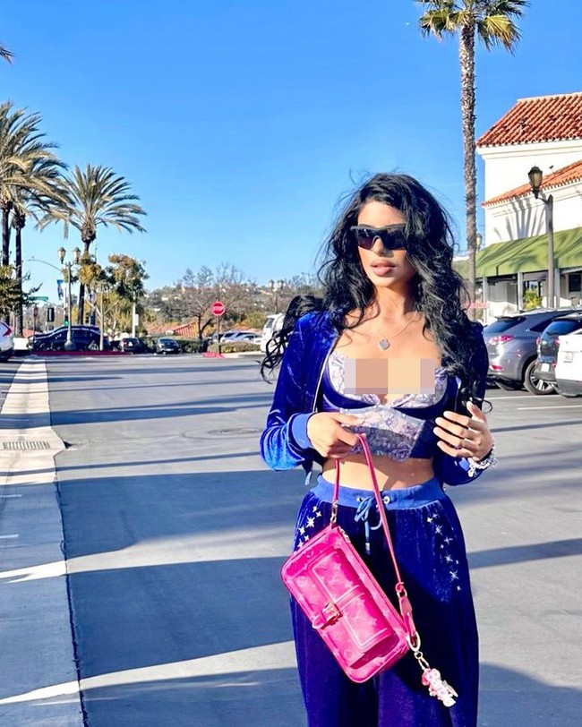 Wanita asal Meksiko yang menetap di AS tersebut pun mengungkap perjalanannya sebagai model atmosfer. Hal itu berawal ketika ia ingin bertransformasi lalu mulai diet, berhenti merokok hingga menjalani operasi hidung. Setelahnya, Pamela terpikir untuk menjalani profesi tersebut. Aku benar-benar mengubah semua tentang diriku dan menjadi wanita yang aku inginkan, ujarnya. Foto: Instagram Pamela Trippin