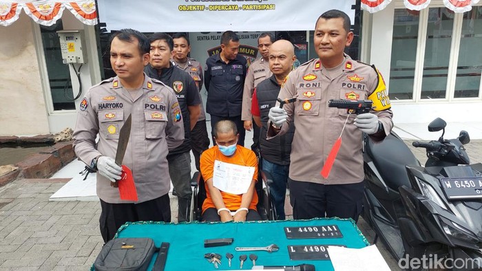 Pelaku curanmor di Surabaya yang ditembak saat dihadirkan di press release